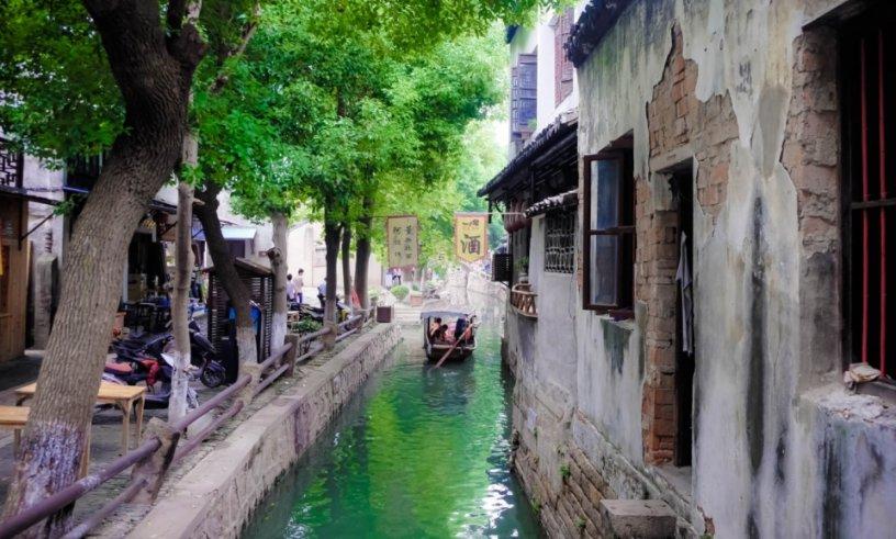 飞跃沙丘的小球